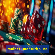 mulher masturba na quina da cama