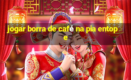 jogar borra de café na pia entope